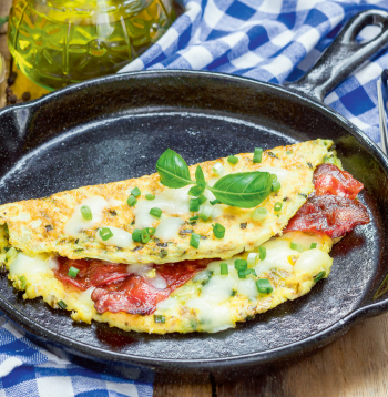 Pārlocītā omlete ar šķiņķi.