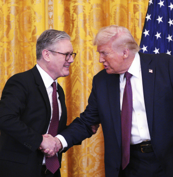 Kīrs Stārmers un Donalds Tramps. 
