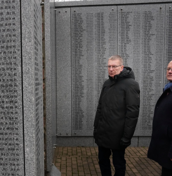 Aivars Sinka kopā ar Valsts prezidentu Edgaru Rinkēviču Lestenes Brāļu kapos aizv. gada 23.decembrī.