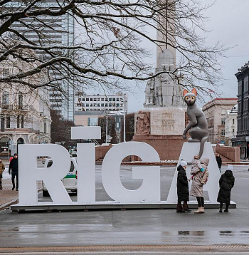 Uz "Rīgas" burtiem, kas izvietoti laukumā pie Brīvības pieminekļa, jau kādu laiku sēž arī filmas "Straume" galvenais tēls Kaķis.