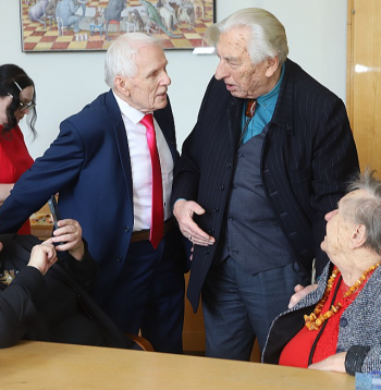 Janīna Kursīte (no kreisās), Andris Grīnbergs, Ēriks Hānbergs un Lūcija Ķuzāne grāmatas atvēršanas pasākumā.