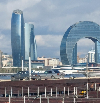 “Naftas nauda” devusi iespēju Baku papildināt ar greznām celtnēm. Viena
no iespaidīgākajām ir ēka, kas veidota pusmēness formā.