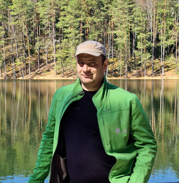 “Man mežs visskaistākais šķiet pavasarī, jo katru dienu var redzēt, kā daba mostas,” teic meža īpašnieks Edgars Leikuss.