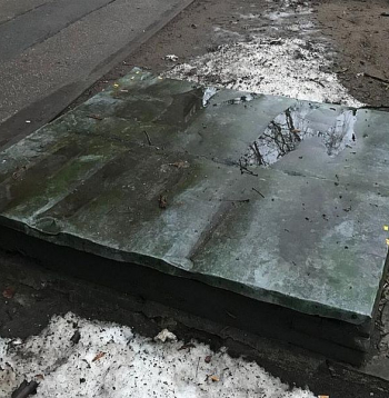 Nav iepriecinoši ik mēnesi celt smago vāku un kāpt šajā bedrē, lai fiksētu ūdens patēriņa rādījumu skaitītājam, kas uzstādīts nama ievadā.