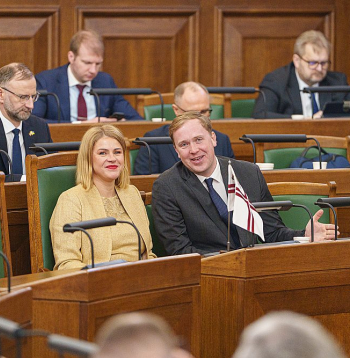 Ministru prezidente Evika Siliņa un ekonomikas ministrs Viktors Valainis Saeimas sēdē.