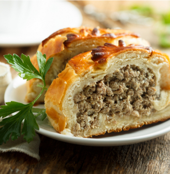 Gaļas un sīpolu pīrāgs.