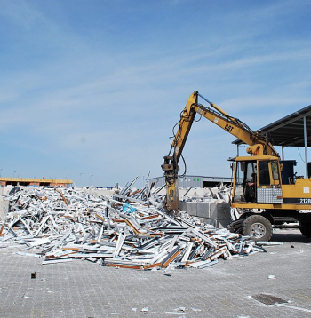 Logu rāmju drupināšana "Eco Baltia" grupas uzņēmumā "Metal Plast" Polijā. No nolietotajiem rāmjiem iegūst granulas, kuras izmanto jauno rāmju ražošanā.