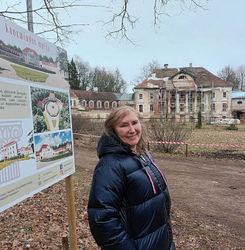"Ļoti daudzi grib šo vietu grib redzēt atdzimušu, tādēļ atbalsta no sirds," saka Kaucmindes muižas pils jaunā īpašniece Aiva Dreimane-Ozolzīle.