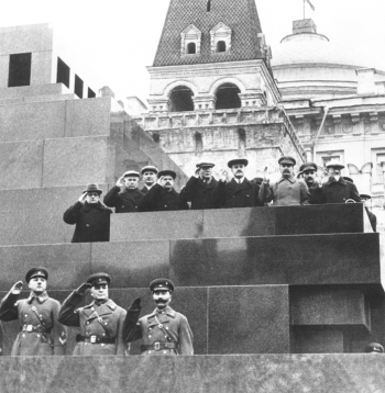 Padomju vadītāji Ļeņina mauzolejā 1936. gada 17. novembrī. Augšā no kreisās: Mežlauks, Hruščovs, Čubars, Andrejevs, Rudzutaks, Molotovs, Staļins, Kaganovičs un Kaļiņins. Zemāk - Tuhačevskis, Vorošilovs, Jagohovs un Budjonijs.