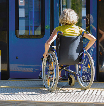 Cilvēkam, kurš pārvietojas ratiņkrēslā, pirms brauciena ar sabiedrisko transportu ieteicams iepriekš iepazīties ar iespējām vēlamajā transporta veidā un maršrutā.