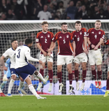 Latvijas futbolisti Vemblija stadionā aizvada maču ar Angliju.

39. minūtē pēc brīvsitiena Anglija izvirzījās vadībā.