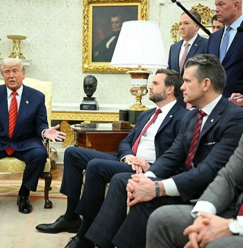ASV prezidents Donalds Tramps, viceprezidents Džeimss Deivids Venss (otrais no kreisās), aizsardzības ministrs Pīts Hegsets un prezidenta padomnieks nacionālās drošības jautājumos Maiks Volcs.