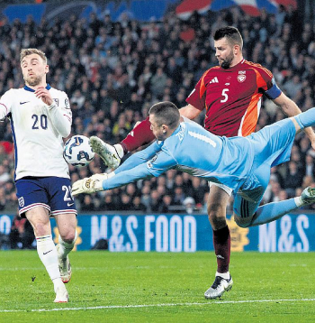 Latvijas futbola izlases vārtsargs Krišjānis Zviedris akrobātiskā lēcienā glābj komandu no vārtu zaudējuma. Latvijas spēlē pret Angliju slavenajā Vemblija stadionā tieši vārtu vīrs bija pelnījis lielākās uzslavas.