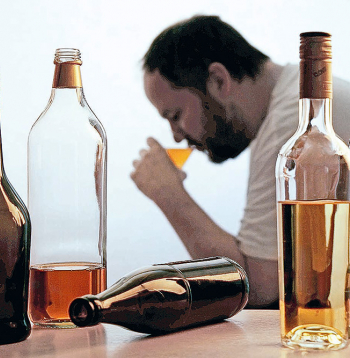 Alkohola regulāras lietošanas rezultātā cilvēkam nopietni cieš smadzenes.