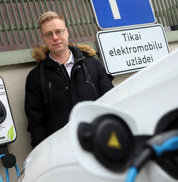 "Elektrum" Energoefektivitātes centra un elektromobilitātes eksperts Edgars Korsaks-Mills: "Statistika liecina, ka pašreiz puse no visām elektroauto uzlādēm notiek mājās, daļa spēkratu parasti tiek lādēta pie birojiem un darbavietām un daļa – publiskajās uzlādes stacijās, ieskaitot tirdzniecības centrus un izklaides vietas."