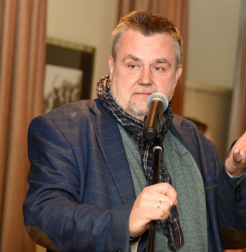 Latvijas Leļļu teātra režisors, leļļu un bērnu izrāžu veidotājs, dramaturgs un dziesmu tekstu autors Valdis Pavlovskis.