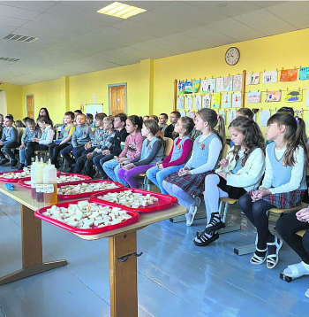 Medus popularizēšanas projektā divu gadu laikā apmeklētas 200 skolas un medusmaizes ēduši vairāk nekā 10 tūkstoši skolēnu. Taču, ja medus kaut reizi nedēļā būtu visu Latvijas skolu ēdienkartē, gada laikā bērni apēstu 100 t medus, kas aizstātu līdzvērtīgu apjomu importa cukura.