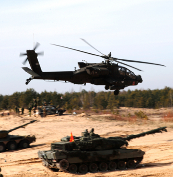 ASV armijas helikopters “AH-64 Apache” un tanki piedalās NATO spēku mācībās Ādažu poligonā. Eiropas valstu armijas līdz šim lielā mērā paļāvušās uz amerikāņu atbalstu, taču pēc varas maiņas ASV kļuvis skaidrs, ka turpmāk Eiropai pašai vairāk būs jārūpējas par savu aizsardzību.