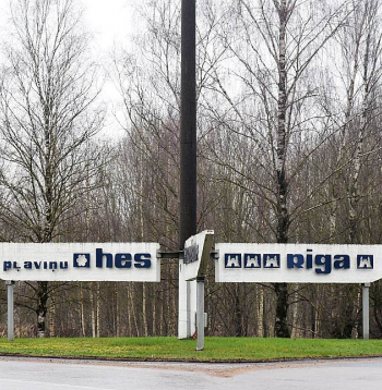 Aizkraukles novads pašlaik ir plaša teritorija abos Daugavas krastos, bet no viena upes krasta uz otru var nokļūt tikai vienā vietā pie Pļaviņu HES.