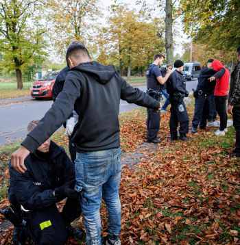 Vācijas Federālās policijas (Bundespolizei) darbinieki pārmeklē grupu migrantu pie Forstas, Austrumvācijā.