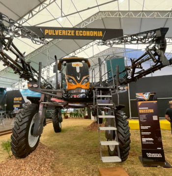  'Valtra BS2225H HiTech' smidzinātājs.