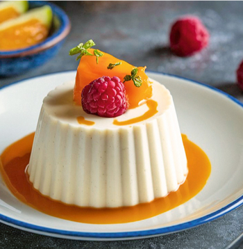 Vaniļas panna cotta ar persikiem.