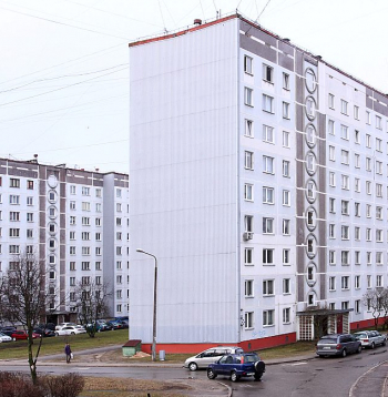 Par spīti padomju laika sērijveida dzīvokļu namu nolietojumam, trīs ceturtdaļas darījumu nekustamo īpašumu tirgū pērn notika ar tiem, galvenokārt cenu un augsto procentu likmju dēļ. Savukārt privātmāju zemes pirkumu skaits starauji samazinās.