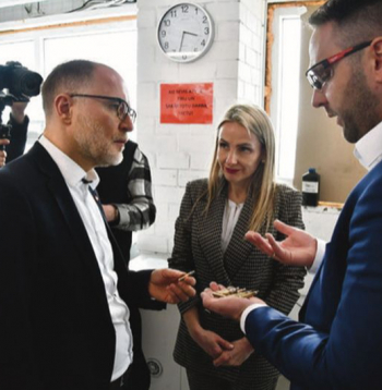 Ražošanas vadītājs Lauris Stafeckis (no labās) un Beāte Krauze-Čebotare aizsardzības ministru Andri Sprūdu iepazīstina ar munīcijas ražotnes "Ammunity" darbību.