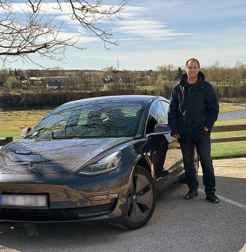 Artūrs Paulauskis pie ģimenes jaunā elektromobiļa.