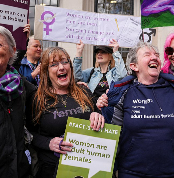 Sieviešu tiesību aktīvistes līksmo pēc Apvienotās Karalistes Augstākās tiesas sprieduma "sievietes" definīcijas jautājumā.