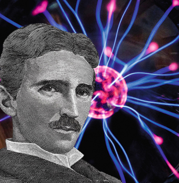 Nikolā Tesla un plazmas lode Teslas elektriskajā spolē.