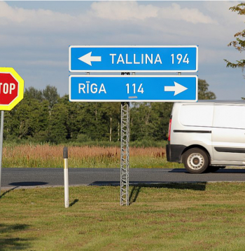 1715 km Latvijas autoceļu līdz 2030. gada beigām būtu jāpārbūvē par ceļiem ar atdalītām brauktuvēm un bez vienlīmeņa krustojumiem – to pieprasa Eiropas Komisijas direktīva par Eiropas nozīmes transporta tīklu. Vienlaikus ir pilnīgi skaidrs, ka ar esošo finansējumu šis uzdevums nebūs paveicams.
