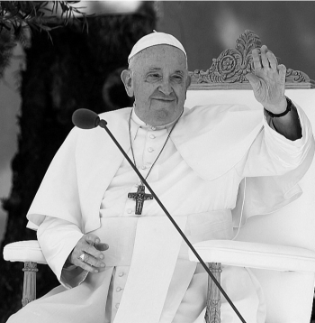 Pāvests Francisks 2023. gada augustā tikšanās laikā ar studentiem Portugālē.
