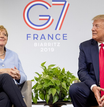 Vācijas kanclere Angela Merkele un ASV prezidents Donalds Tramps G7 samitā Francijā 2019. gada 26. augustā.