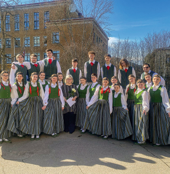 Ķekavas vidusskolas jauktā kora dalībnieki un vadītāja Inga Lagzdiņa – prieks un gandarījums pēc lieliska rezultāta 2. kārtas skatē.  
