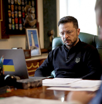 Ukrainas prezidents Volodimirs Zelenskis pirmdien, gaidot Lielbritānijas premjera Kīra Stārmera telefonzvanu. Pieņem, ka Londonā gaidāmās sarunas par kara izbeigšanu prasīs kompromisus arī no Ukrainas.