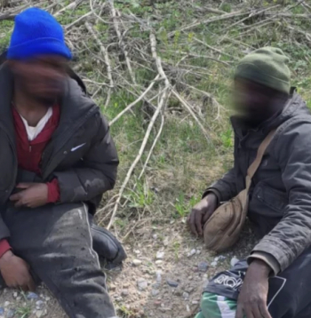 Latgalē policiste ārpus darba aiztur divus nelegālos imigrantus no Kongo.