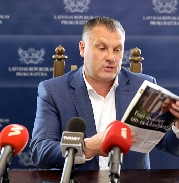 Šī nav pirmā reize, kad ģenerālprokurors ir kritis nežēlastībā. Pirms diviem gadiem viņam bija konflikts ar Latvijas Zvērinātu advokātu padomi pēc intervijas žurnālā "Ieva".