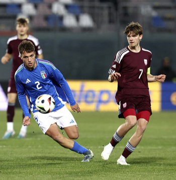 Markuss Ivulāns (pa labi) cīņā ar itāli no "AC Milan" akadēmijas Vitorio Magni.