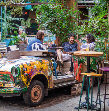 Budapeštas “Szimpla Kert” drupu bārs 7. kvartālā.