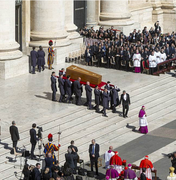 Pāvesta Franciska zārks tiek iznests no Svētā Pētera bazilikas, pie kuras sestdien bija pulcējušies ap 250 000 sērotāju.