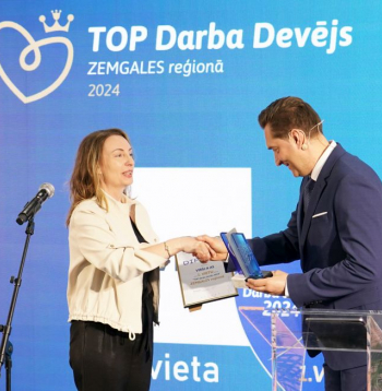 AS "Virši-A" pārstāve ar saņemto balvu par pirmo vietu kategorijā "Top darba devējs Zemgalē" "TOP" darba devējs 2024" apbalvošanas ceremonijā Rīgas Stradiņa universitātes Farmācijas studiju un pētniecības centrā.