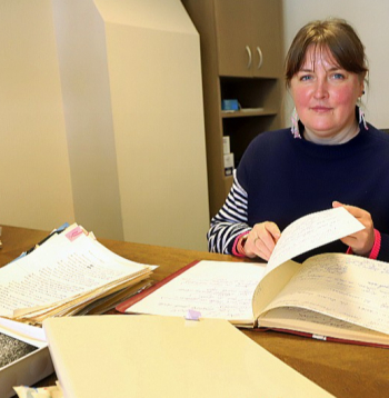 Latvijas Nacionālā vēstures muzeja Tautas frontes muzeja nodaļas vadītāja Anna Zeibārte: "Žēl, ja pēc tuvinieku nāves piederīgie izmet aizgājēja dokumentus, un prieks, ka Alberta Bela gadījumā tā nav noticis."