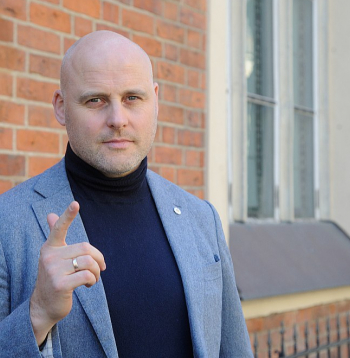 Saeimas Tautsaimniecības, agrārās, vides un reģionālās politikas komisijas Vides, klimata un enerģētikas apakškomisijas priekšsēdētājs Andris Kulbergs (AS): "Ja reiz Rīga nedrīkst izmantot "Latvenergo" ražoto lēto siltumu, tad kādēļ pagājušajā desmitgadē tika ieguldīti 80 miljoni eiro, lai varētu tādu ražot? Šīs atbildes cena ir 100 miljoni eiro gadā."