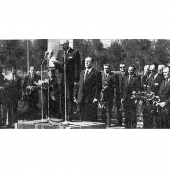 Pamatakmens likšanas ceremonijā runā LKP CK otrais sekretārs N. Beluha.