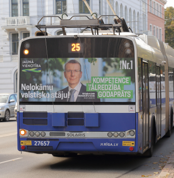 Edgars Rinkēvičs. 1. Jaunā Vienotība, 14. Saeimas vēlēšanas. Partijas reklāma uz 25. trolejbusa.