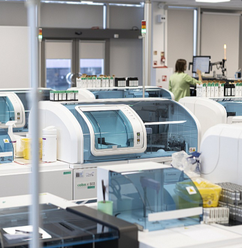 Automatizētā laboratorija ir aprīkota ar jaunākās paaudzes iekārtām, kas stundas laikā ļauj veikt līdz 5000 testu, par 25% paātrinot rezultātu sagatavošanas laiku.