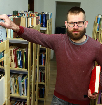 Valters Dakša: "Unikālais grāmatu glābšanā ir fakts, ka nonāc mājās pie cilvēkiem un viņi atklājas. Uzzini dzīvesstāstus, par aizgājēja mūža gājumu, iegūsti saikni ar atsevišķām personībām, iedziļinies tautas vēstures daļā."