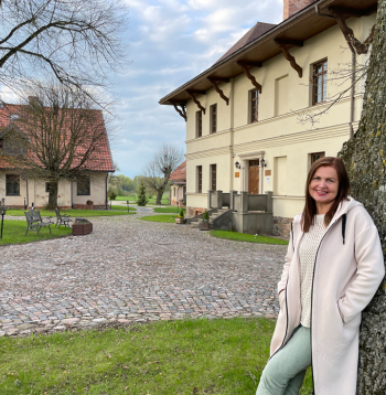 Iveta Burkāne ar vīra Āra atbalstu Mazmežotnes muižas apbūvi no grausta atjaunojusi par izcilu viesnīcu ar SPA, plašām saietu telpām un krāšņu dārzu.
