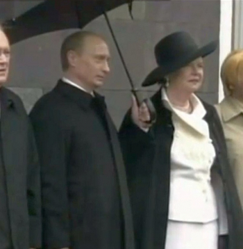 V. Putins ar sievu Maskavā sagaida Latvijas Valsts prezidenti V. Vīķi-Freibergu un Imantu Freibergu.